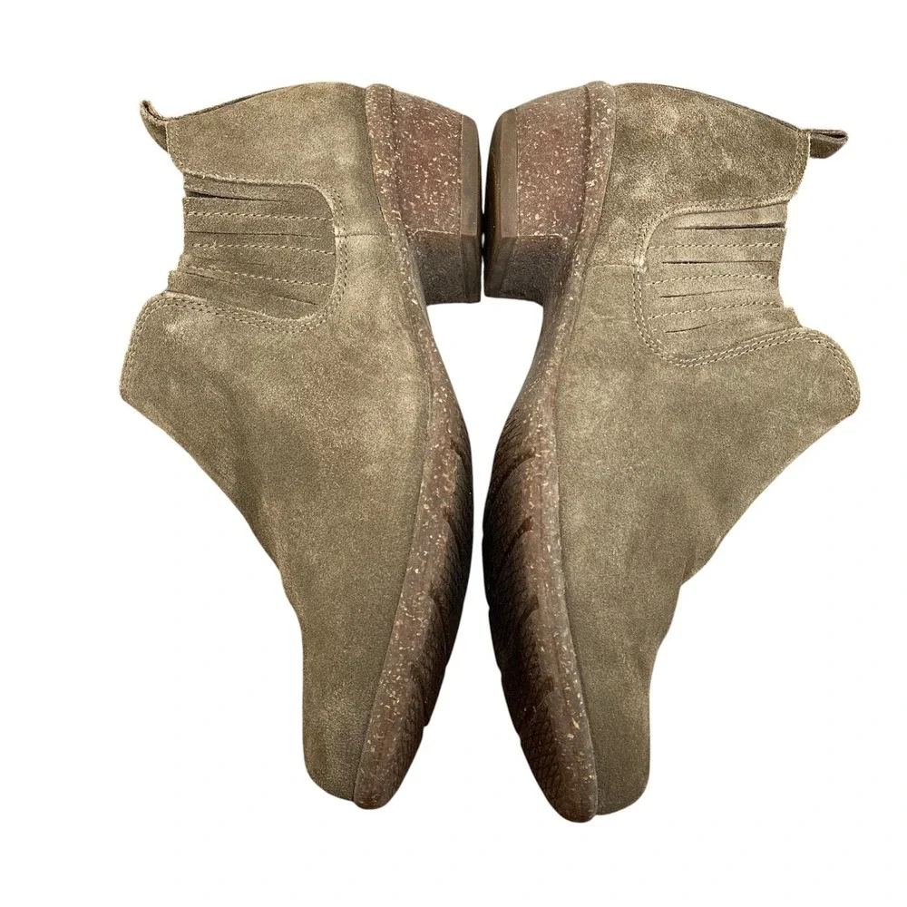 Clarks Wilrose Jade Chelsea Ankle Boots Women's Size 8 Taupe Suede Booties